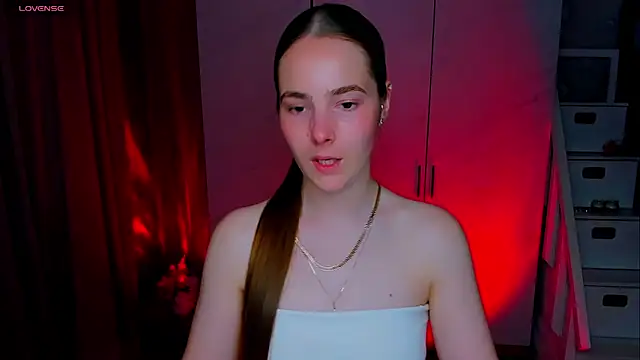 Snapshot of Maddy_Wood_ chatting on 06/08/26, 03:56 Maddy Wood online show from 06/08/26, 03:56