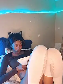Snapshot of Ebony_Colossus chatting on 06/17/26, 04:30 Ebony Colossus online show from 06/17/26, 04:30