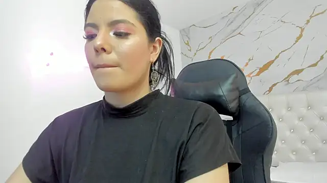 Snapshot of Evelin__thompsson chatting on 03/25/26, 03:45 Evelin thompsson online show from 03/25/26, 03:45