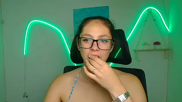 KissMeJulia online show from 06/24/26, 11:20