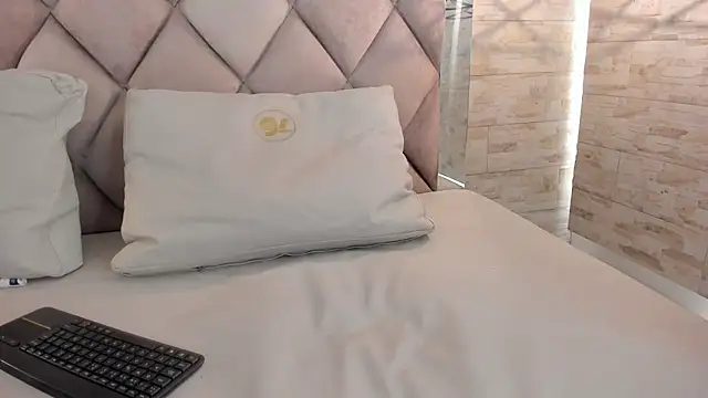 Snapshot of bella_novoa chatting on 03/10/26, 03:11 bella novoa online show from 03/10/26, 03:11