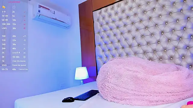 Snapshot of IsabellaaLux_ chatting on 03/12/26, 07:53 IsabellaaLux online show from 03/12/26, 07:53