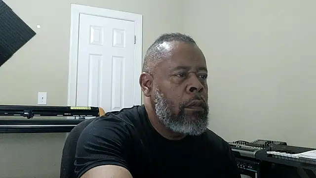 Snapshot of Cleozevo1961 chatting on 03/16/26, 06:23 Cleozevo1961 online show from 03/16/26, 06:23