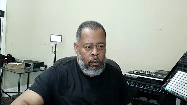 Snapshot of Cleozevo1961 chatting on 04/08/26, 04:07 Cleozevo1961 online show from 04/08/26, 04:07