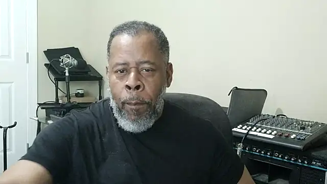 Snapshot of Cleozevo1961 chatting on 04/16/26, 03:24 Cleozevo1961 online show from 04/16/26, 03:24