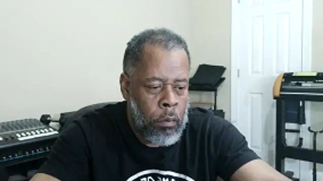 Snapshot of Cleozevo1961 chatting on 04/18/26, 07:58 Cleozevo1961 online show from 04/18/26, 07:58