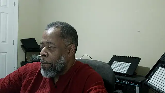 Snapshot of Cleozevo1961 chatting on 04/21/26, 04:34 Cleozevo1961 online show from 04/21/26, 04:34