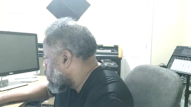 Snapshot of Cleozevo1961 chatting on 05/20/26, 11:27 Cleozevo1961 online show from 05/20/26, 11:27