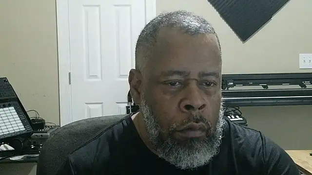 Snapshot of Cleozevo1961 chatting on 05/25/26, 04:13 Cleozevo1961 online show from 05/25/26, 04:13