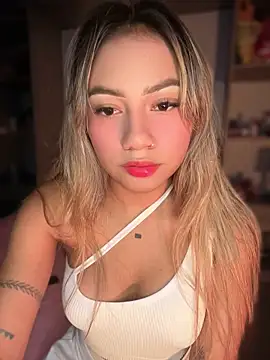 Snapshot of Dulce_Sofi_ chatting on 05/05/26, 12:18 Dulce Sofi online show from 05/05/26, 12:18