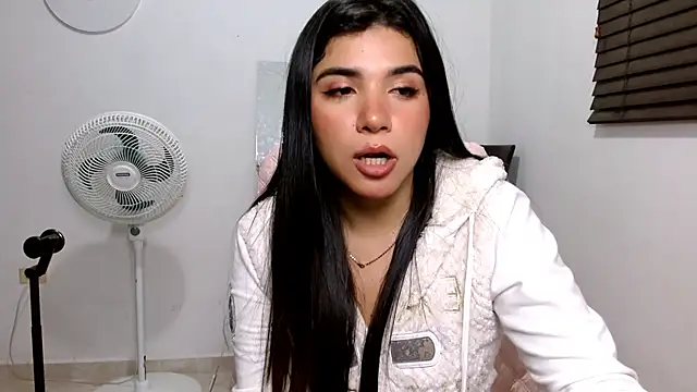Snapshot of MiaDiamontLatin chatting on 03/19/26, 05:55 MiaDiamontLatin online show from 03/19/26, 05:55