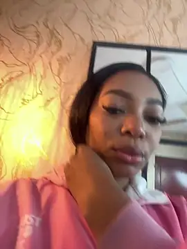 Snapshot of MiaDiamod chatting on 05/19/26, 12:22 MiaDiamod online show from 05/19/26, 12:22