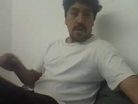 Snapshot of LeCorbu10 chatting on 04/15/26, 02:18 LeCorbu10 online show from 04/15/26, 02:18