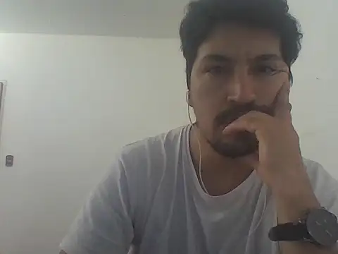 Snapshot of LeCorbu10 chatting on 04/15/26, 04:36 LeCorbu10 online show from 04/15/26, 04:36