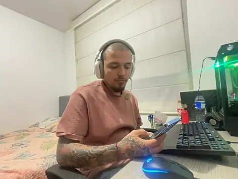 Snapshot of Maximo_Garcia17 chatting on 03/08/26, 02:04 Maximo Garcia17 online show from 03/08/26, 02:04