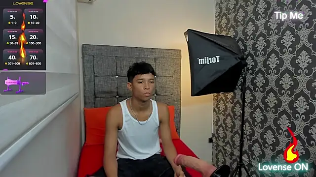 Snapshot of Little_Twink19x chatting on 06/11/26, 07:34 Little Twink19x online show from 06/11/26, 07:34