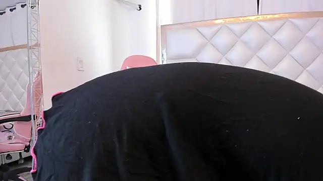 Snapshot of michelleblair1 chatting on 04/10/26, 01:16 michelleblair1 online show from 04/10/26, 01:16