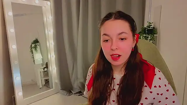 Snapshot of BellaThery chatting on 03/13/26, 05:14 BellaThery online show from 03/13/26, 05:14