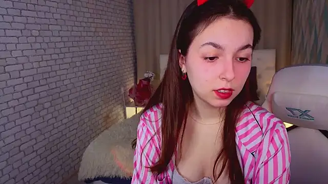 Snapshot of BellaThery chatting on 03/18/26, 05:10 BellaThery online show from 03/18/26, 05:10
