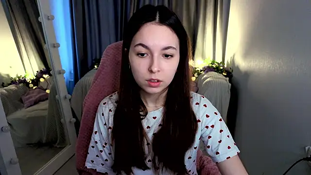 Snapshot of BellaThery chatting on 04/05/26, 05:04 BellaThery online show from 04/05/26, 05:04