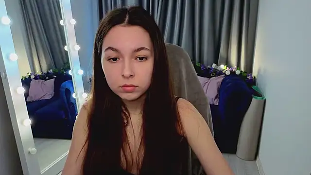 Snapshot of BellaThery chatting on 04/15/26, 05:03 BellaThery online show from 04/15/26, 05:03