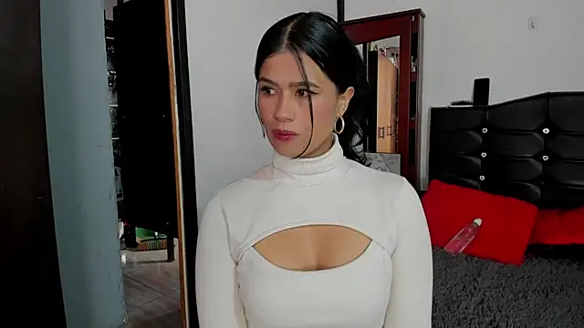 LatinaQueen23 online show from 06/11/26, 03:43