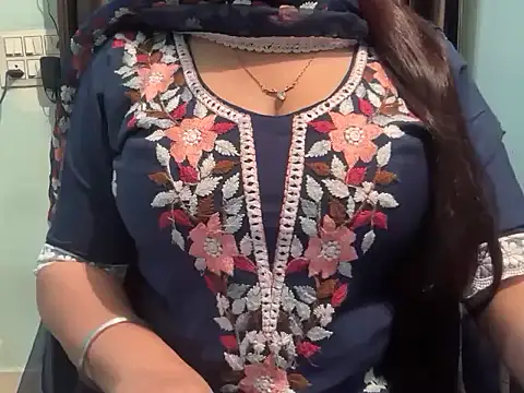 Snapshot of Avneet_kaurr1 chatting on 04/28/26, 02:27 Avneet kaurr1 online show from 04/28/26, 02:27
