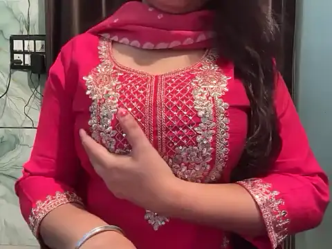 Snapshot of Avneet_kaurr1 chatting on 05/10/26, 02:17 Avneet kaurr1 online show from 05/10/26, 02:17