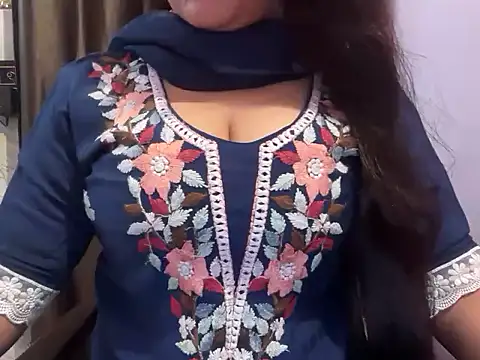 Snapshot of Avneet_kaurr1 chatting on 06/08/26, 02:45 Avneet kaurr1 online show from 06/08/26, 02:45