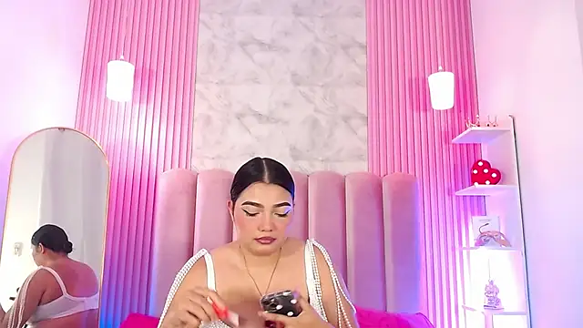 Snapshot of ArianaRougee chatting on 05/19/26, 11:05 ArianaRougee online show from 05/19/26, 11:05