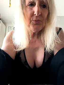 Snapshot of Heidiblueeyes chatting on 03/31/26, 01:44 Heidiblueeyes online show from 03/31/26, 01:44