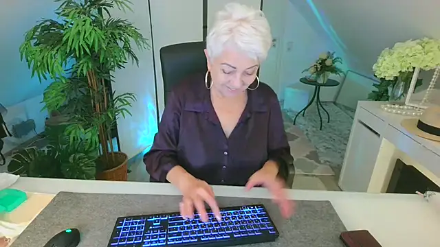 Snapshot of LovelyHelena chatting on 10/19/25, 07:31 LovelyHelena online show from 10/19/25, 07:31