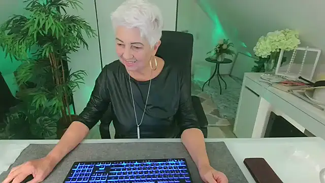 Snapshot of LovelyHelena chatting on 10/24/25, 02:02 LovelyHelena online show from 10/24/25, 02:02