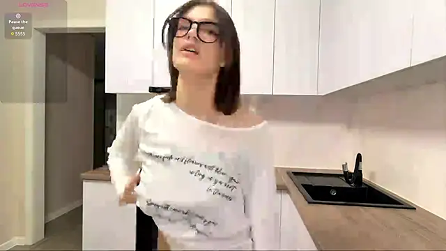 Snapshot of Carolini_i chatting on 04/13/26, 06:02 Carolini i online show from 04/13/26, 06:02