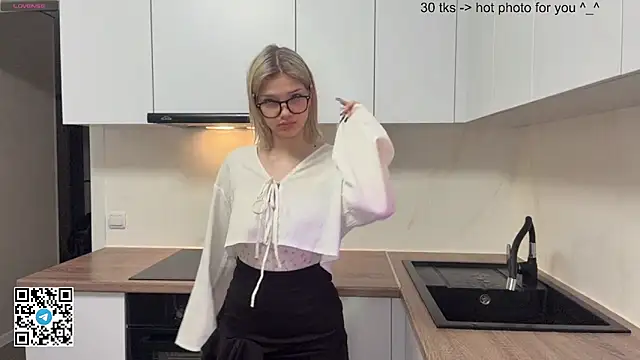 Snapshot of Carolini_i chatting on 04/21/26, 05:39 Carolini i online show from 04/21/26, 05:39