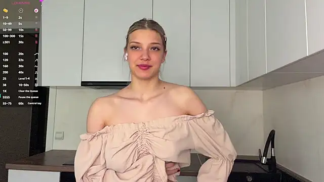 Snapshot of Carolini_i chatting on 06/05/26, 04:13 Carolini i online show from 06/05/26, 04:13