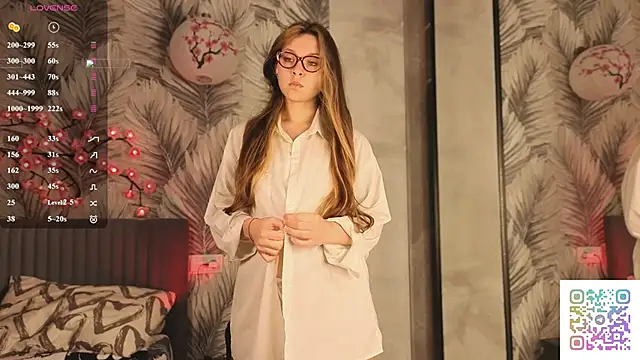 Snapshot of HinaVibe chatting on 05/10/26, 04:01 HinaVibe online show from 05/10/26, 04:01
