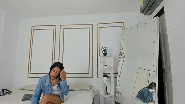 Snapshot of emily_gaviria1 chatting on 03/26/26, 12:11 emily gaviria1 online show from 03/26/26, 12:11