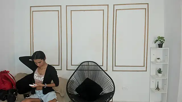 Snapshot of emily_gaviria1 chatting on 05/17/26, 12:01 emily gaviria1 online show from 05/17/26, 12:01