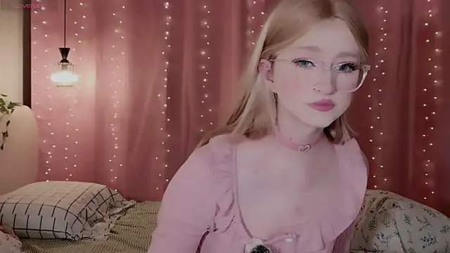 Snapshot of effy_dollie chatting on 04/17/26, 04:54 effy dollie online show from 04/17/26, 04:54