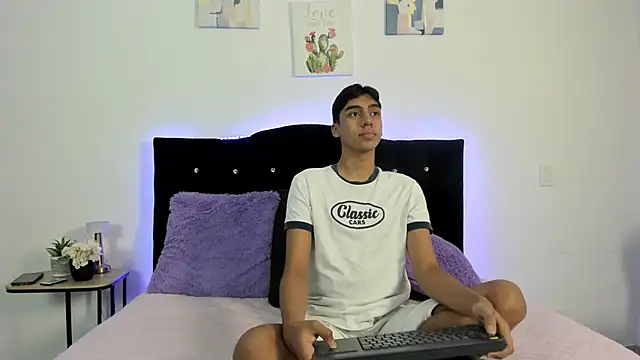 Snapshot of Eros_Lux chatting on 03/06/26, 04:03 Eros Lux online show from 03/06/26, 04:03