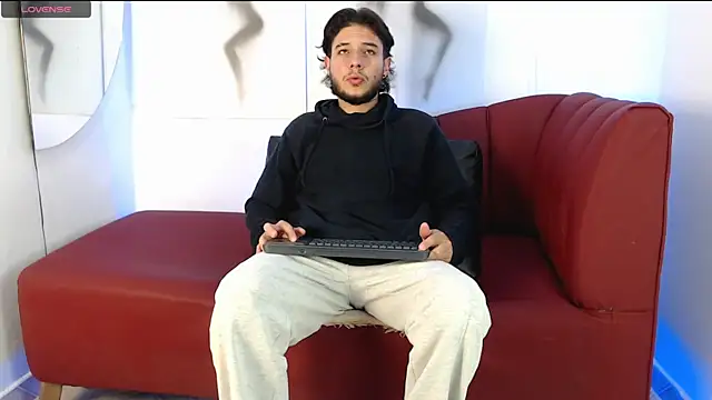 Snapshot of luxesmith chatting on 05/12/26, 11:35 luxesmith online show from 05/12/26, 11:35
