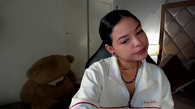 Snapshot of dulce_lyraa1 chatting on 06/12/26, 04:11 dulce lyraa1 online show from 06/12/26, 04:11