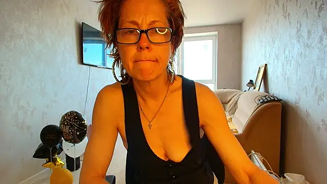 Snapshot of LioraWeiss chatting on 05/20/26, 06:52 LioraWeiss online show from 05/20/26, 06:52