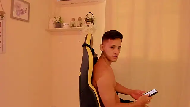 Snapshot of sexy_andres01 chatting on 03/09/26, 03:27 sexy andres01 online show from 03/09/26, 03:27