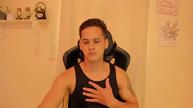 Snapshot of sexy_andres01 chatting on 05/08/26, 04:34 sexy andres01 online show from 05/08/26, 04:34
