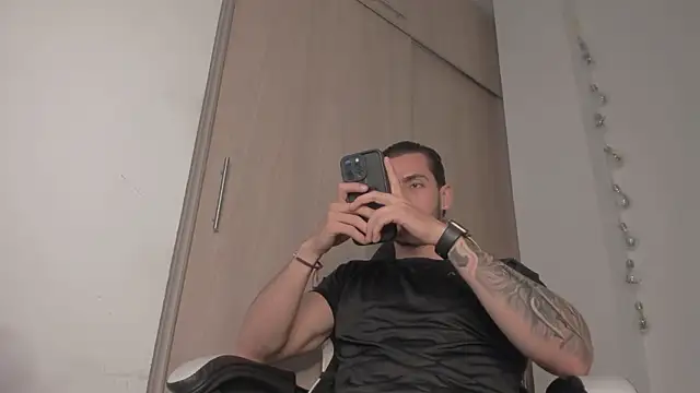 Snapshot of Axel__Blaze chatting on 03/27/26, 12:16 Axel Blaze online show from 03/27/26, 12:16