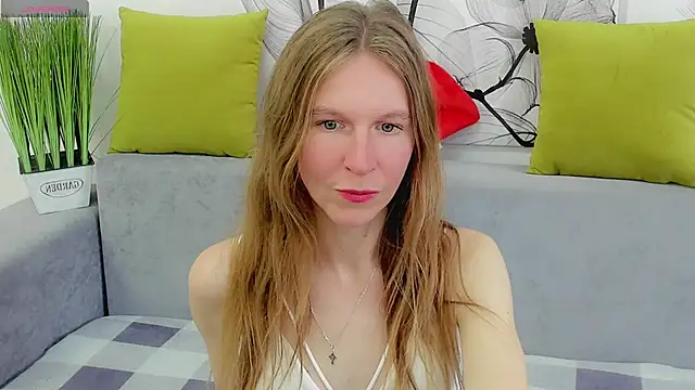 Snapshot of Mira_XOo chatting on 04/14/26, 02:01 Mira XOo online show from 04/14/26, 02:01