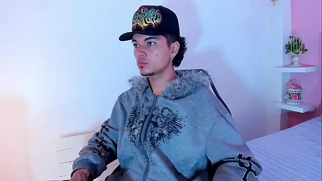 Snapshot of Briian__ chatting on 06/11/26, 12:32 Briian online show from 06/11/26, 12:32