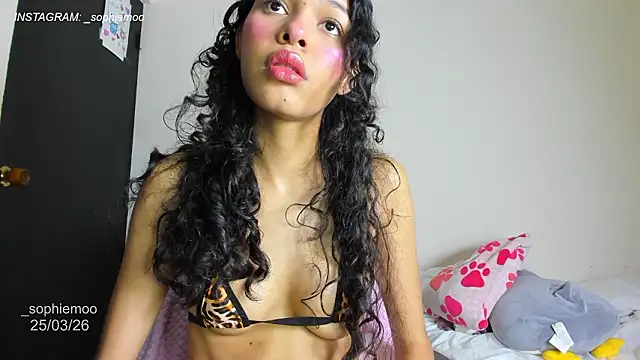 Snapshot of Sophiemoo_ chatting on 03/26/26, 01:38 Sophiemoo online show from 03/26/26, 01:38
